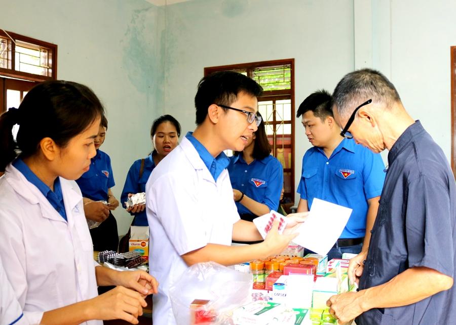 Đoàn viên thanh niên Bệnh viện Đa khoa tỉnh tư vấn, khám bệnh miễn phí cho người dân xã Phương Độ, thành phố Hà Giang.