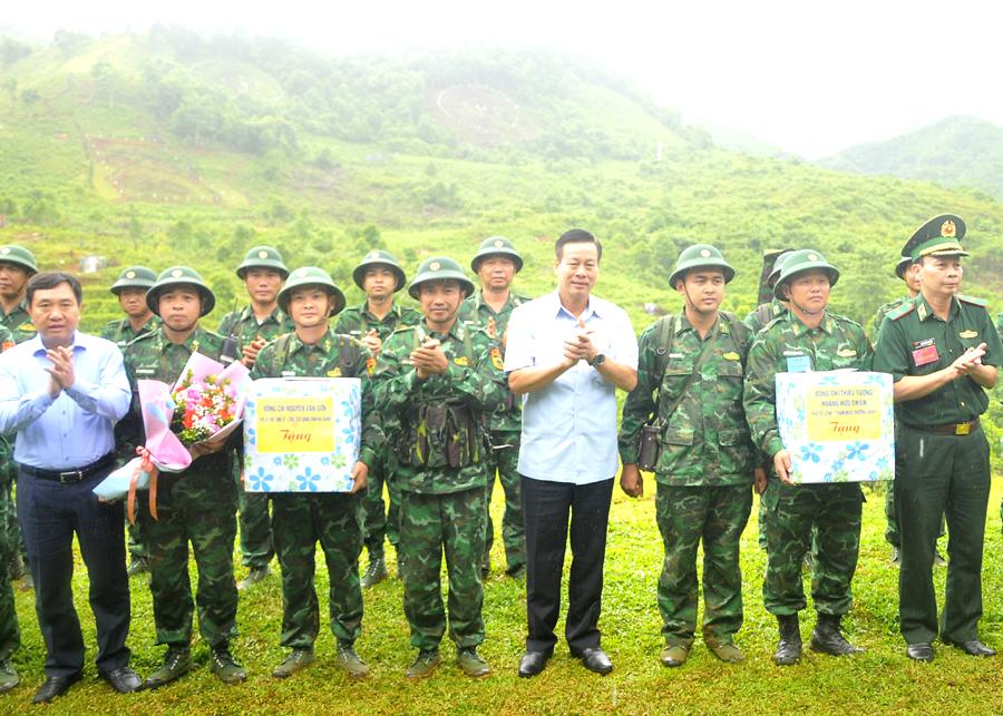 Lãnh đạo tỉnh và Bộ Tư lệnh BĐBP tặng quà động viên cán bộ, chiến sỹ tham gia diễn tập thực binh.