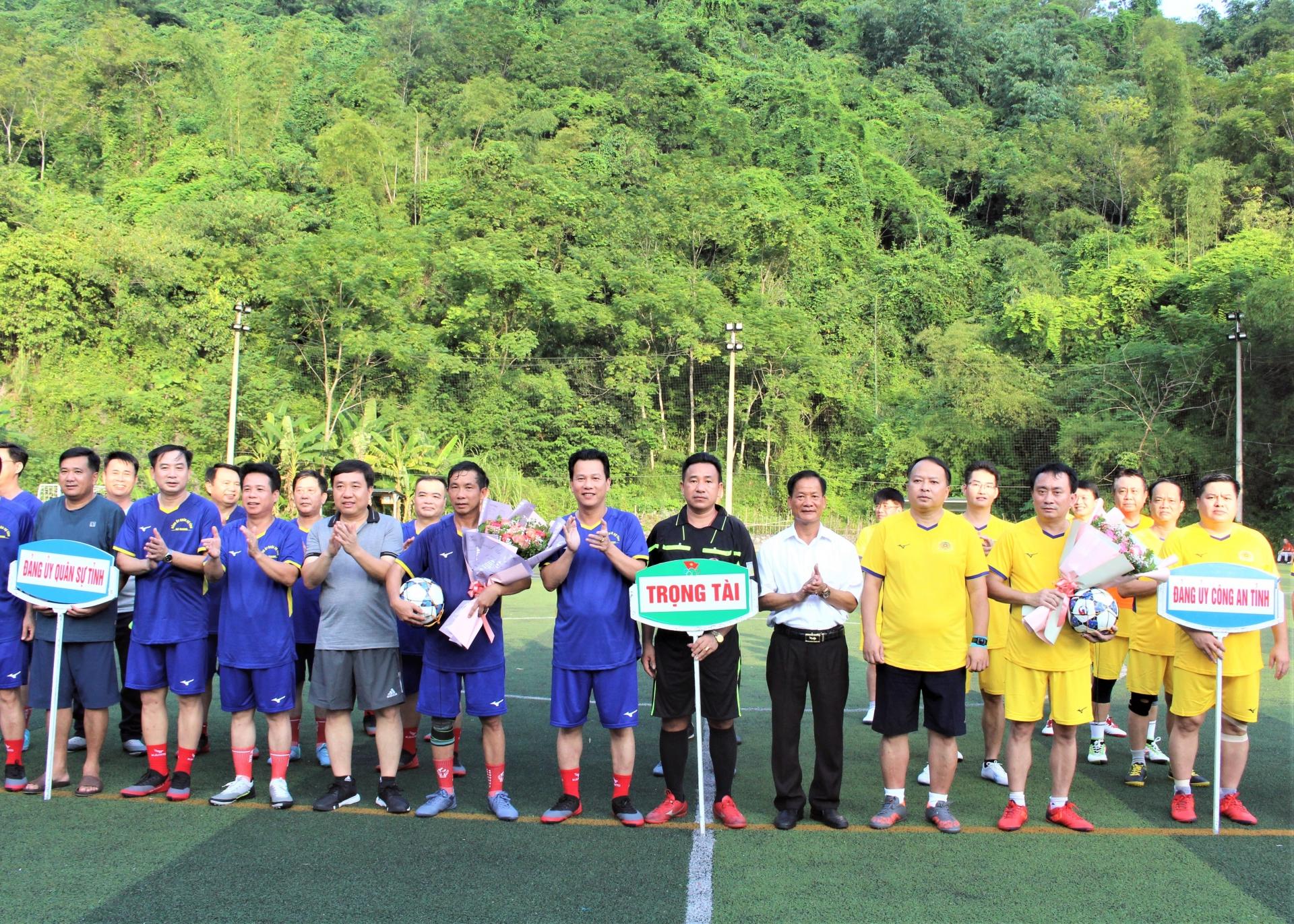 BTC trao cờ lưu niệm cho các đội tham gia giao lưu bóng đá nam chào mừng Cách mạng tháng Tám và Quốc khánh 2.9