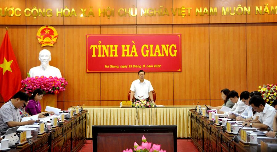 Chủ tịch UBND tỉnh Nguyễn Văn Sơn phát biểu tại phiên họp.