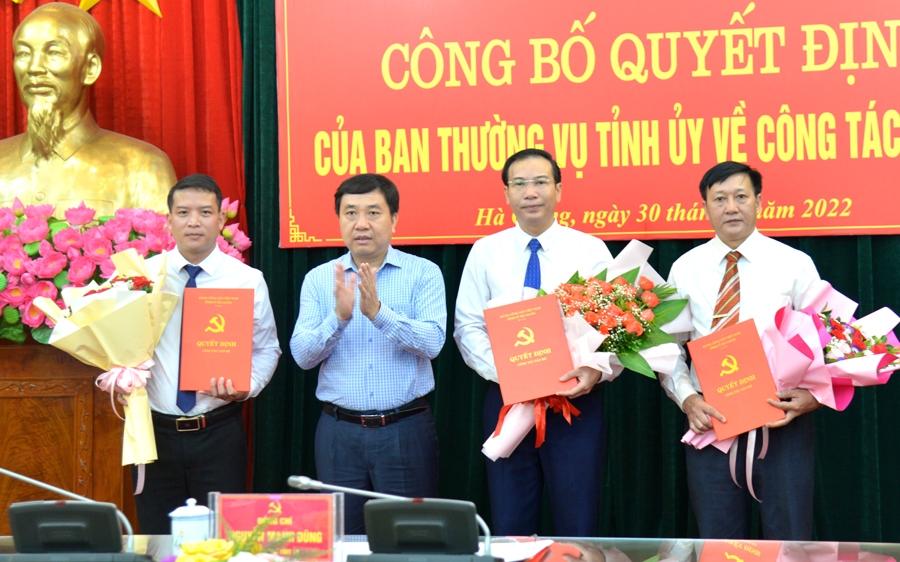 Phó Bí thư Tỉnh ủy Nguyễn Mạnh Dũng trao quyết định, tặng hoa chúc mừng các đồng chí được điều động, bổ nhiệm.