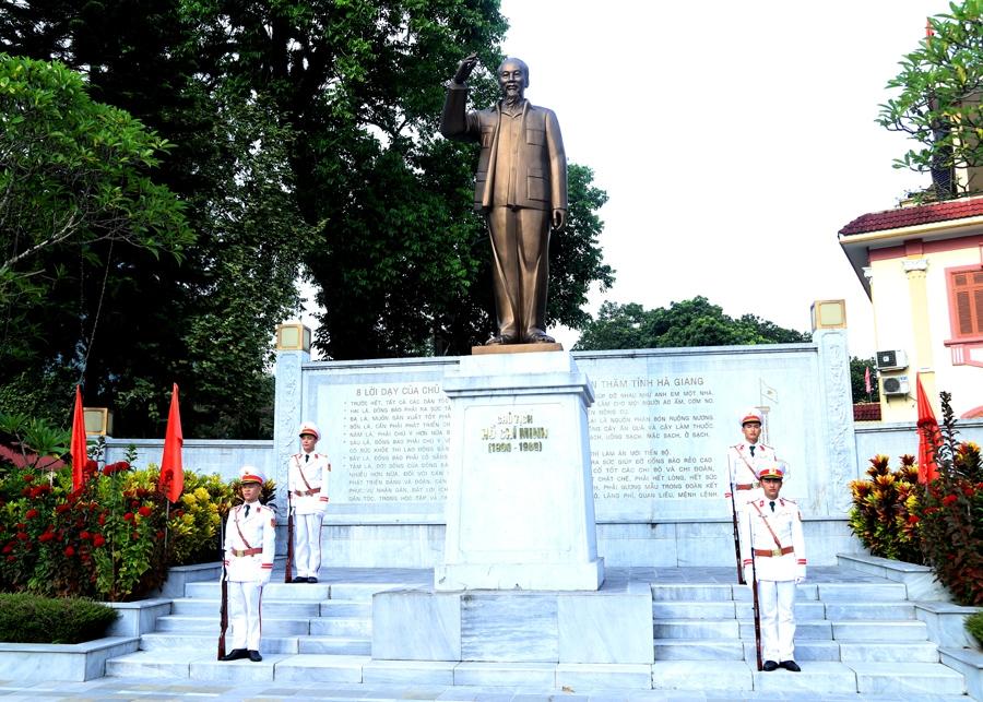 Tượng đài Chủ tịch Hồ Chí Minh trong khuôn viên Tỉnh ủy