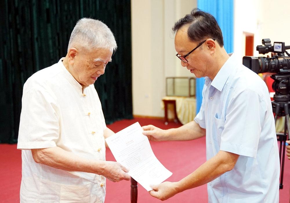 Phó Bí thư Thường trực Tỉnh ủy, Chủ tịch HĐND tỉnh Thào Hồng Sơn trao Huy hiệu 75 năm tuổi Đảng cho đảng viên Kim Xuyến Lượng.