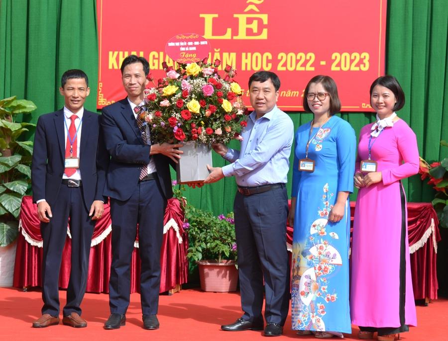 Phó Bí thư Tỉnh ủy Nguyễn Mạnh Dũng tặng hoa liên trường