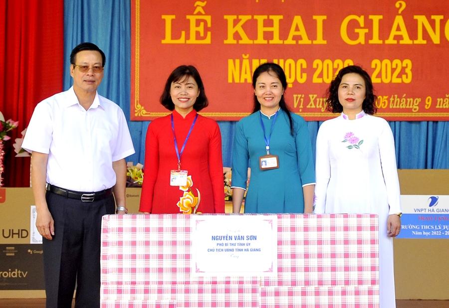 Chủ tịch UBND tỉnh Nguyễn Văn Sơn tặng quà động viên nhà trường.