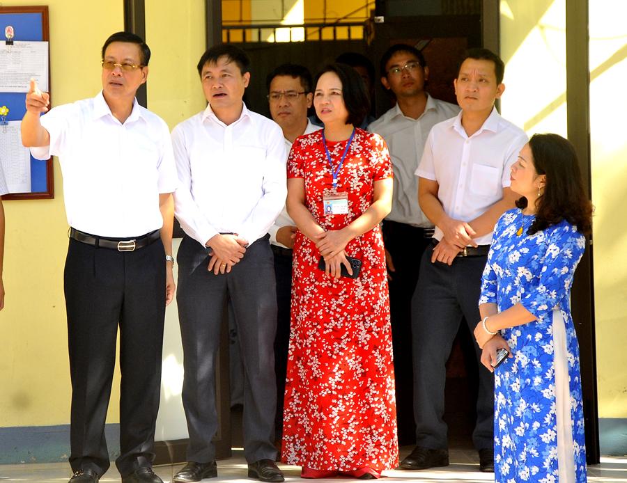 Chủ tịch UBND tỉnh Nguyễn Văn Sơn kiểm tra cơ sở vật chất nhà trường.