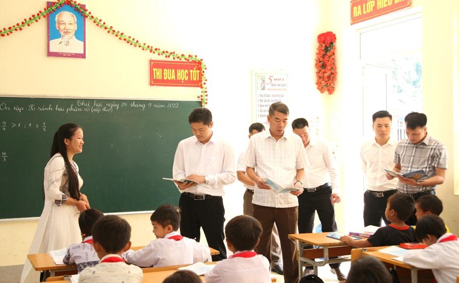 Trưởng Ban Tuyên giáo Vũ Mạnh Hà thăm cơ sở vật chất Trường Phổ thông Dân tộc bán trú Tiểu học Đường Thượng.