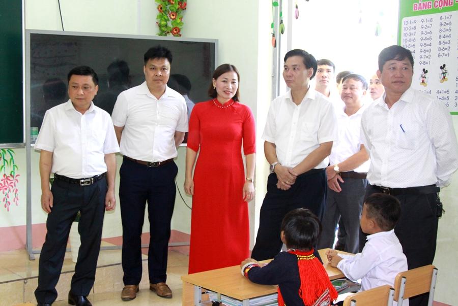 Trưởng Ban Tổ chức Tỉnh ủy Nguyễn Minh Tiến thăm lớp học của các em học sinh Trường PTDTBT Tiểu học Tân Nam.