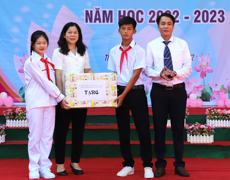Đồng chí Chúng Thị Chiên tặng quà Tết Trung thu cho các em HS trường PTDTBT TH&THCS Thượng Tân.