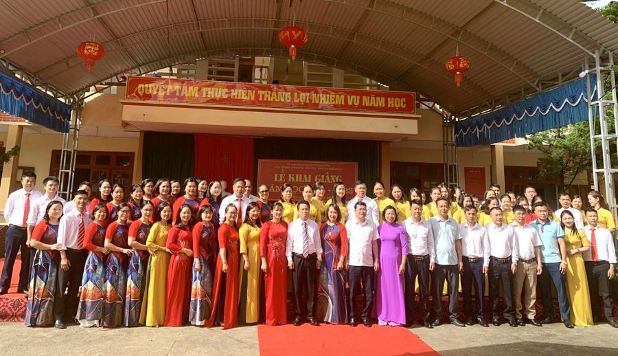 Đại tá Lại Tiến Giang và lãnh đạo huyện Quản Bạ chụp ảnh lưu niệm cùng tập thể cán bộ giáo viên liên trường Mầm non - Tiểu học – THCS Thanh Vân
