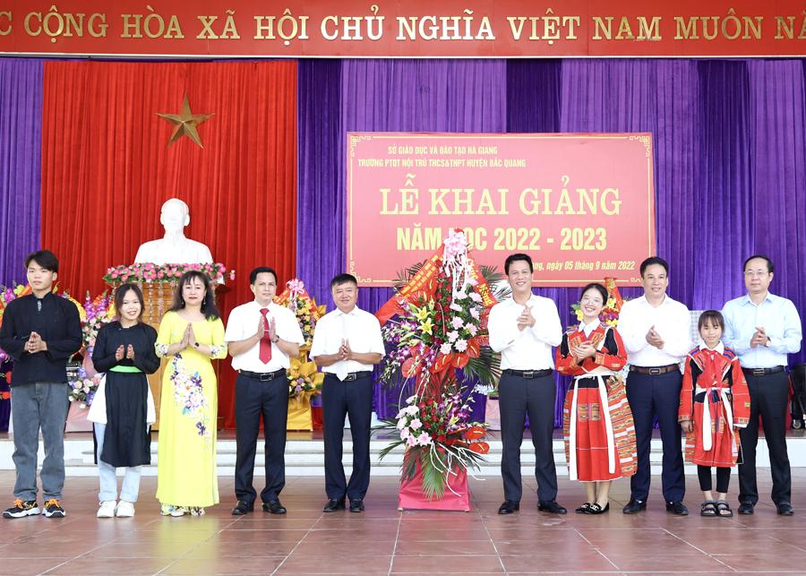 Bí thư Tỉnh ủy Đặng Quốc Khánh tặng lẵng hoa chúc mừng thầy và trò nhà trường