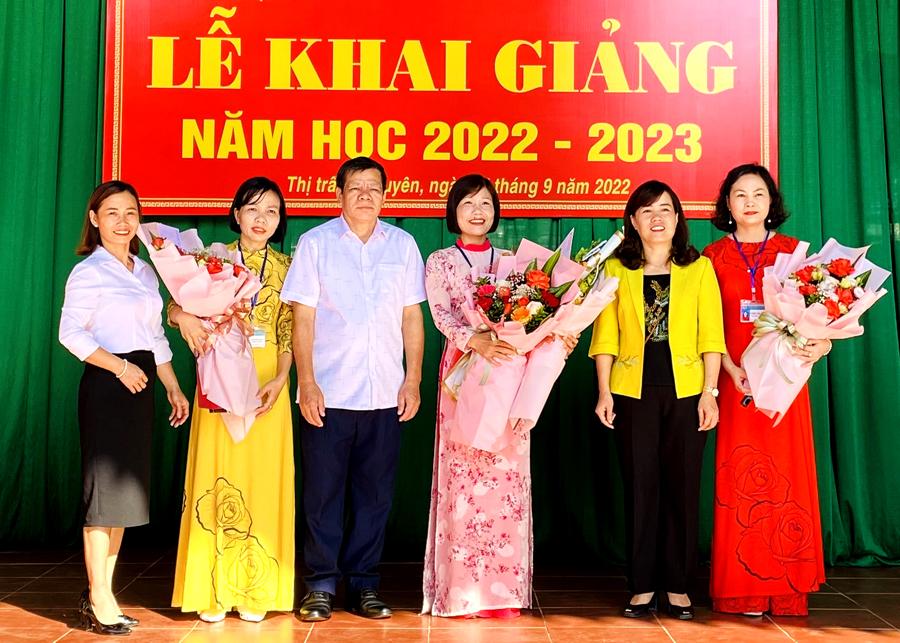 Đồng chí Lý Thị Lan và lãnh đạo huyện Vị Xuyên tặng hoa chúc mừng các thầy, cô giáo và học sinh Trường Tiểu học 1.5.