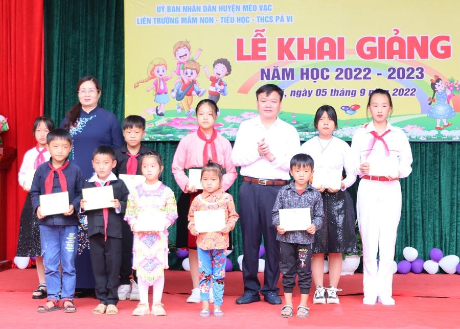 Đồng chí Hà Thị Minh Hạnh cùng lãnh đạo huyện Mèo Vạc trao quà của Quỹ Bảo trợ trẻ em Hà Giang cho học sinh nghèo vượt khó học giỏi Liên trường xã Pả Vi.