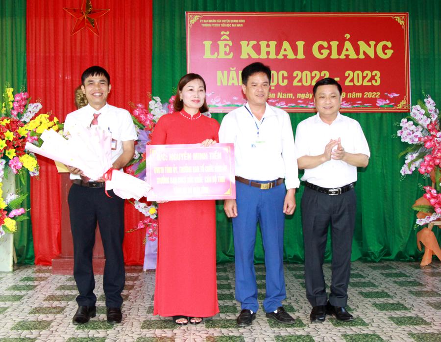 Trưởng Ban Tổ chức Tỉnh ủy Nguyễn Minh Tiến tặng quà cho Trường PTDTBT Tiểu học Tân Nam.
