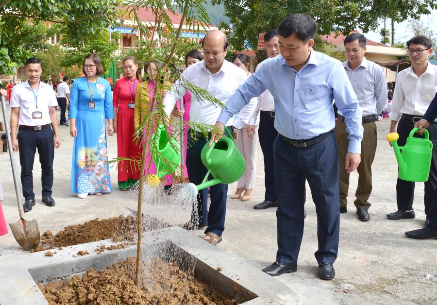 Phó Bí thư Tỉnh ủy Nguyễn Mạnh Dũng trồng cây lưu niệm tại Trường Phổ thông DTNT THCS thị trấn Phó Bảng.