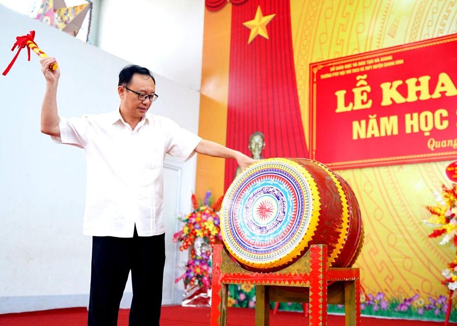 Phó Bí thư Thường trực Tỉnh ủy, Chủ tịch HĐND tỉnh Thào Hồng Sơn đánh trống khai giảng năm học mới tại Trường PTDT Nội trú THCS&THPT huyện Quang Bình.