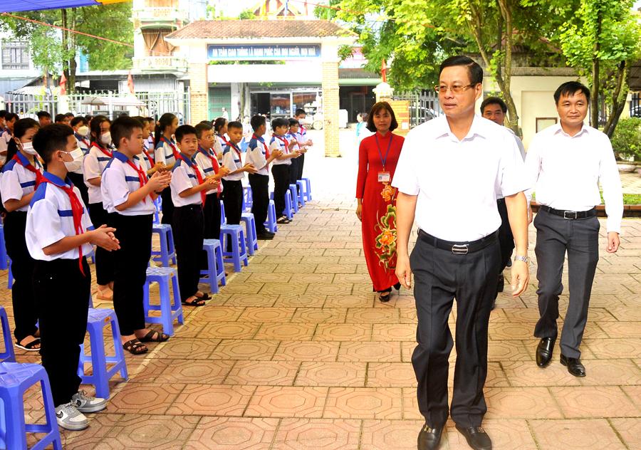 Chủ tịch UBND tỉnh Nguyễn Văn Sơn tới dự lễ khai giảng năm học mới tại Trường THCS Lý Tự Trọng.