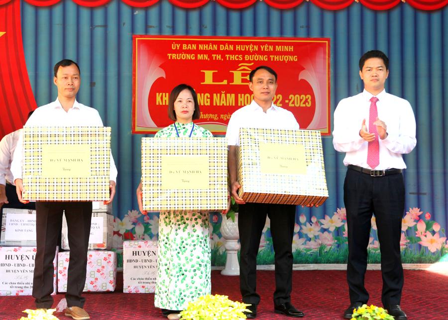 Trưởng Ban Tuyên giáo Tỉnh ủy Vũ Mạnh Hà tặng quà cho cụm trường mầm non, tiểu học, THCS xã Đường Thượng.