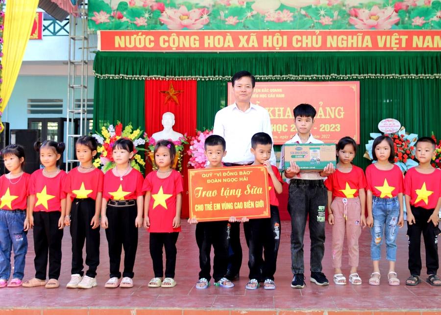 Chủ nhiệm UBKT Tỉnh ủy Trần Quang Minh trao 15 thùng sữa từ Quỹ Vì đồng bào cho học sinh nhà trường.
