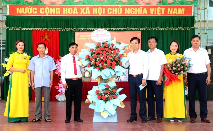 Chủ nhiệm UBKT Tỉnh ủy Trần Quang Minh và lãnh đạo huyện Bắc Quang tặng hoa, quà cho thầy, trò Trường Tiểu học Cầu Ham.