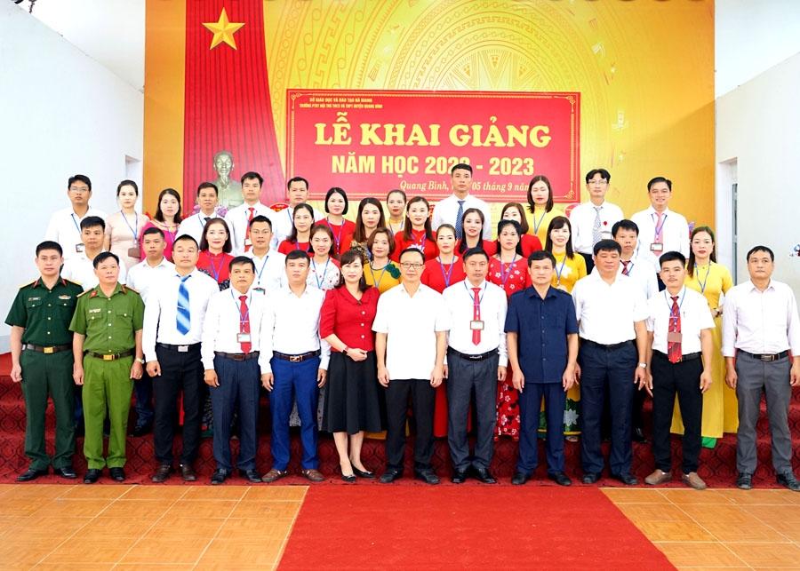 Đồng chí Thào Hồng Sơn cùng các đại biểu chụp ảnh lưu niệm với cán bộ, giáo viên Trường PTDT Nội trú THCS&THPT huyện Quang Bình.