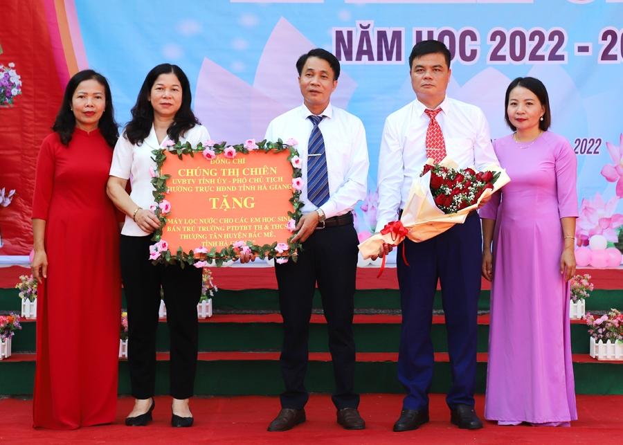 Đồng chí Chúng Thị Chiên, Phó Chủ tịch Thường trực HĐND tỉnh tặng hoa và quà cho trường PTDTBT TH&THCS Thượng Tân.