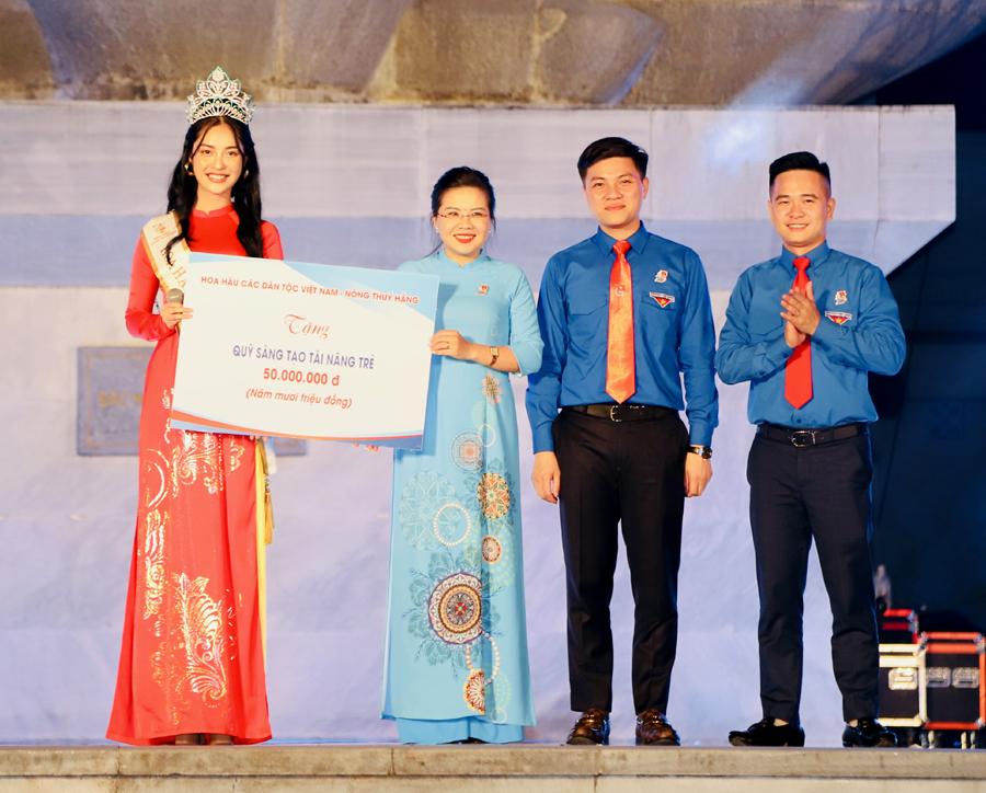 Hoa hậu Nông Thuý Hằng trao tặng Quỹ sáng tạo tài năng trẻ của tỉnh 50 triệu đồng