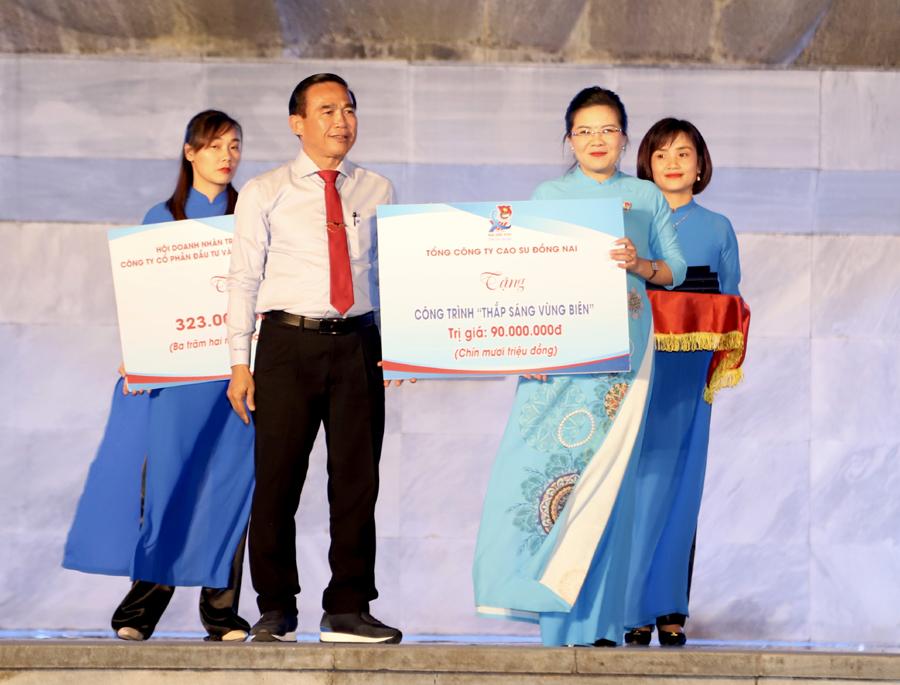 Tổng công ty Cao su Đồng Nai tặng Tỉnh đoàn Công trình thắp sáng đường biên