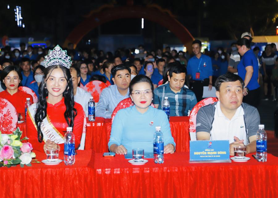 Phó Bí thư Tỉnh ủy Nguyễn Mạnh Dũng cùng các đại biểu dự chương trình