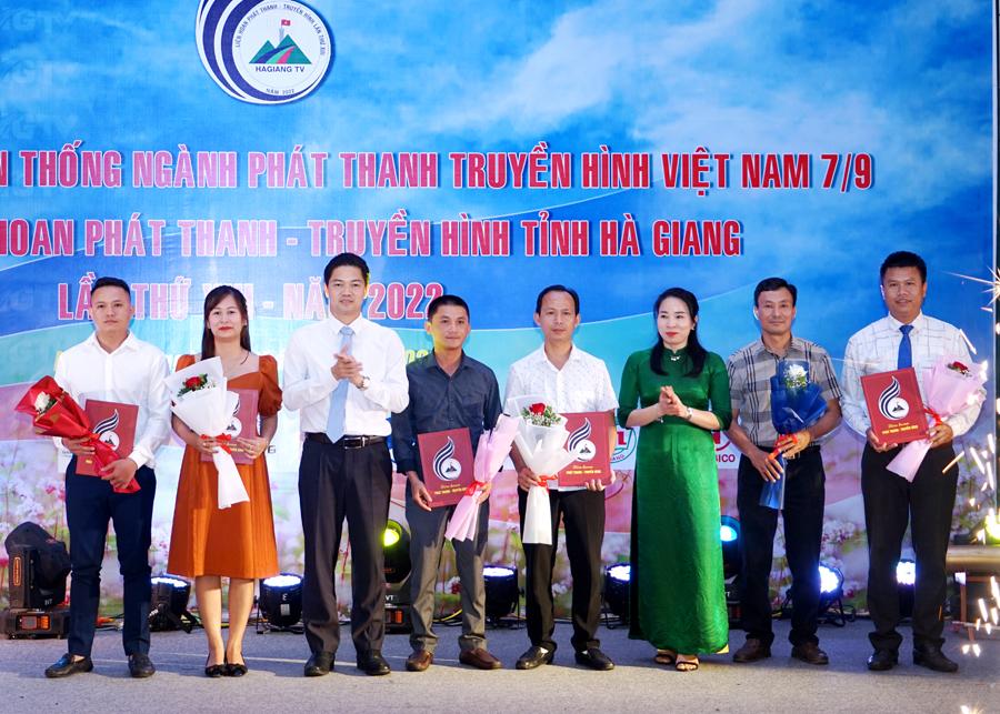 Trưởng Ban Tuyên giáo Tỉnh ủy Vũ Mạnh Hà và Giám đốc Đài PT-TH tỉnh Hoàng Thị Hằng trao giải A cho các tác giả, nhóm tác gải đoạt giải