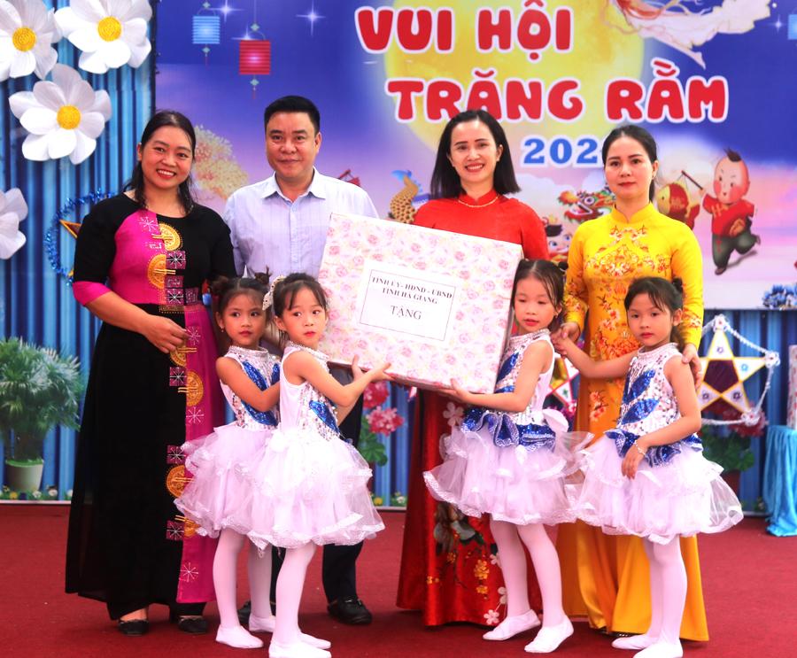 Phó Chủ tịch Thường trực UBND tỉnh tặng quà của Tỉnh ủy, HĐND, UBND tỉnh cho cô và trò trường Mầm non Sơn Ca.