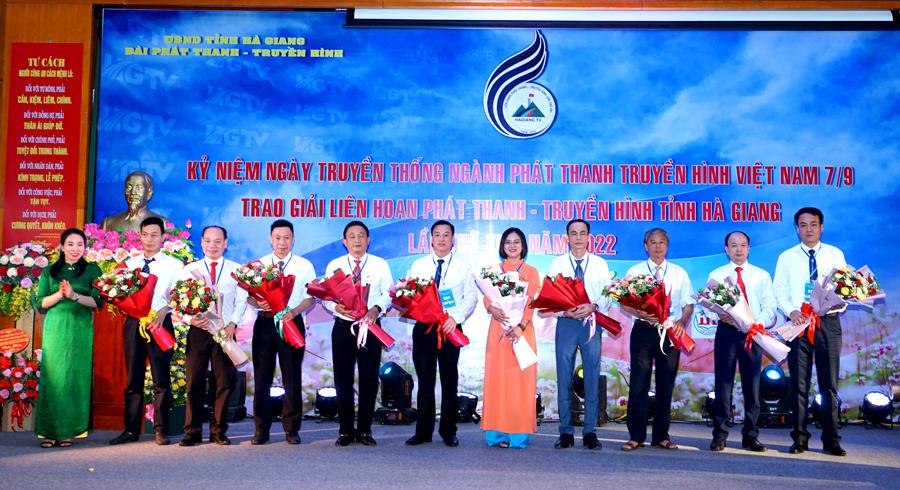 Đồng chí Hoàng Thị Hằng, Giám đốc Đài PT-TH Hà Giang tặng hoa cho Ban giám khảo