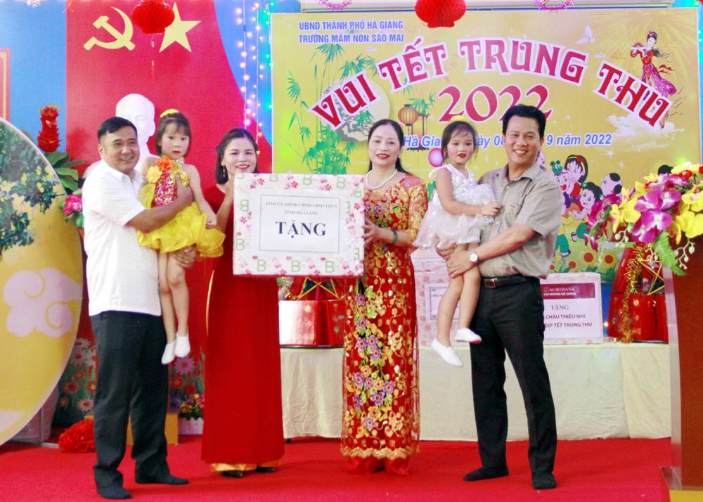 Bí thư Tỉnh ủy Đặng Quốc Khánh tặng quà cho học sinh Trường Mầm non Sao Mai nhân dịp Tết Trung thu.