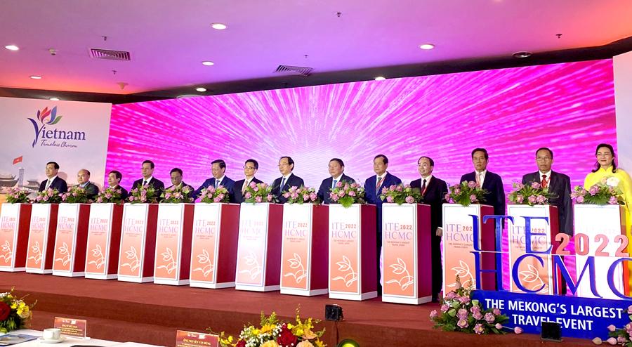 Chủ tịch UBND tỉnh Nguyễn Văn Sơn và các đại biểu dự lễ khai mạc Hội chợ du lịch quốc tế Thành phố Hồ Chí Minh 16 năm 2022.