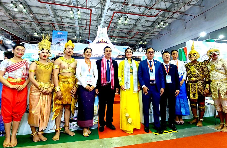 Chủ tịch UBND tỉnh Nguyễn Văn Sơn và các đại biểu tham gia các hoạt động trong khuôn khổ diễn đàn du lịch cấp cao “Giải pháp phục hồi và phát triển du lịch quốc tế bền vững”.