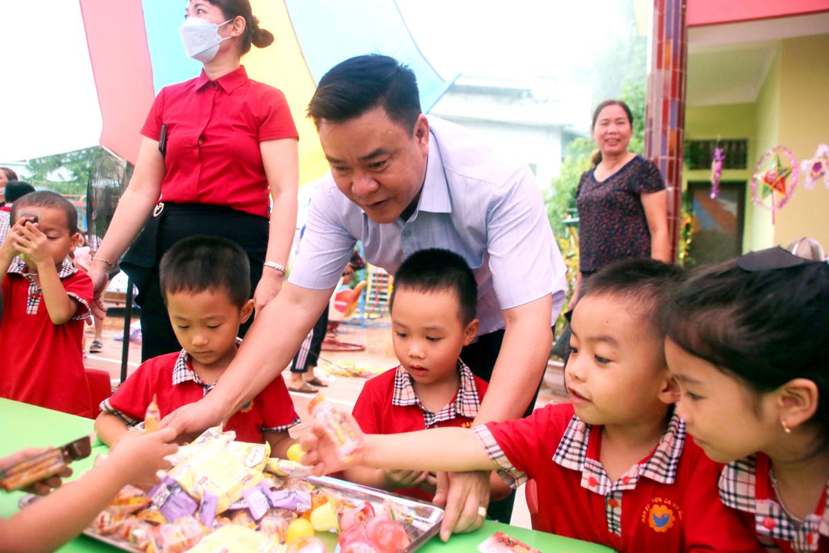 Phó Chủ tịch Thường trực UBND tỉnh Hoàng Gia Long chung vui và chia bánh kẹo cho các cháu.