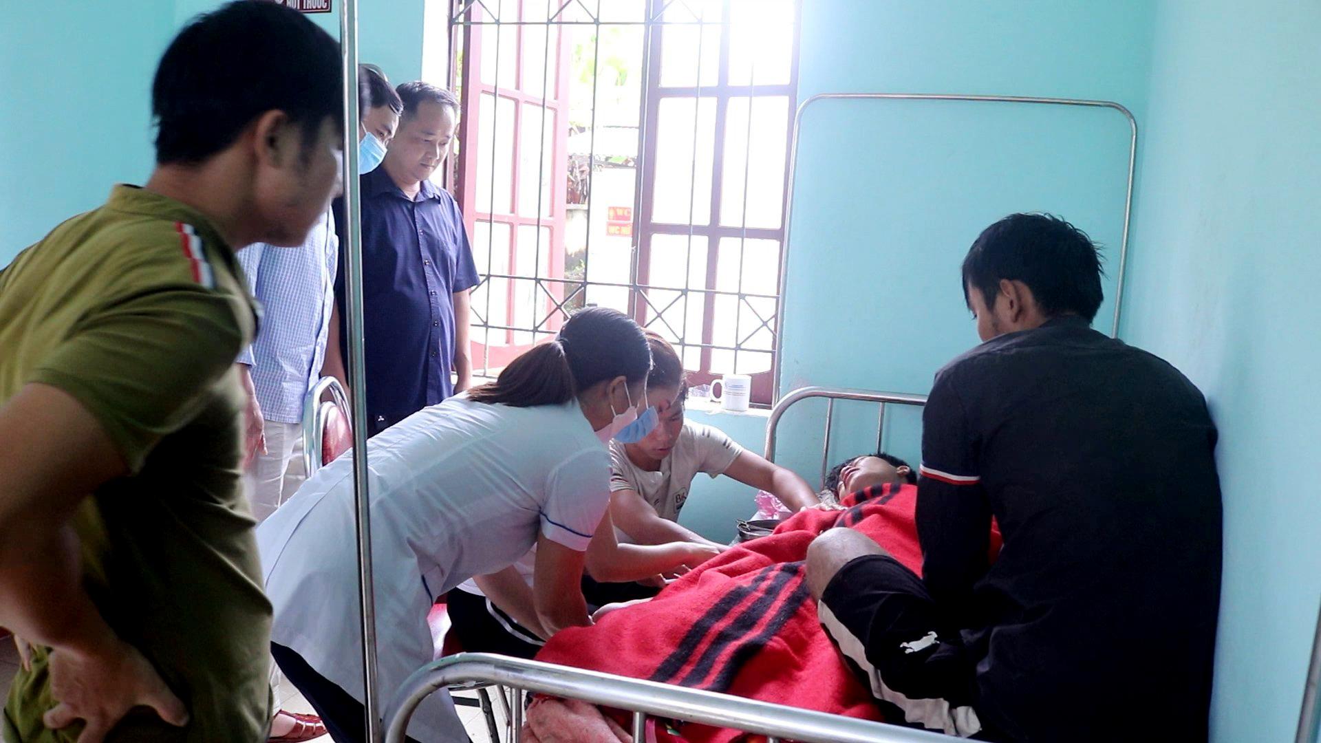 Nạn nhân đang điều trị tại Bệnh viện Đa khoa Quang Bình do mưa lũ gây ra.