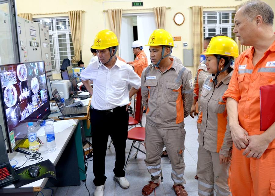 Giám đốc Công ty Điện lực Hà Giang Hoàng Văn Thiện kiểm tra thông số kỹ thuật trước khi đóng điện Trạm 110 kV Khu công nghiệp Bình Vàng.