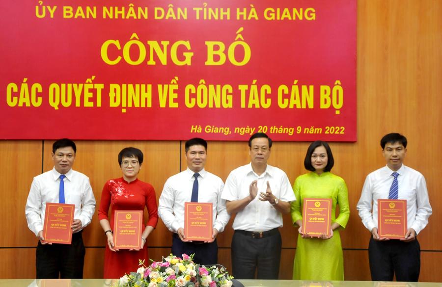Chủ tịch UBND tỉnh Nguyễn Văn Sơn trao Quyết định cho các đồng chí được bổ nhiệm.