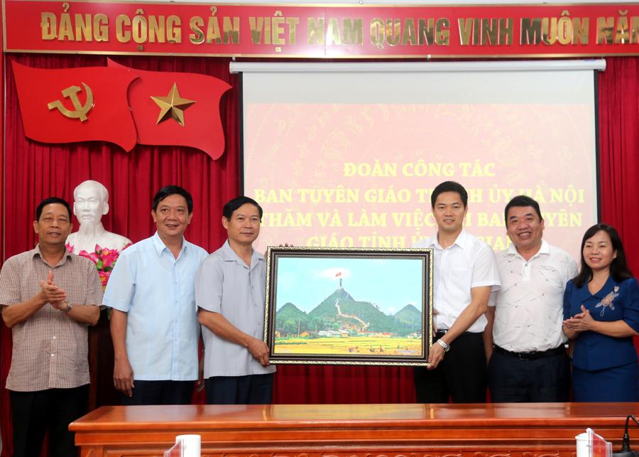 Ban Tuyên giáo Tỉnh ủy Hà Giang tặng bức tranh về Cột cờ quốc gia Lũng Cú cho đoàn công tác Ban Tuyên giáo Thành ủy Hà Nội.