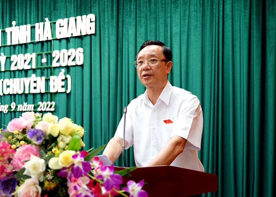 Phó Bí thư Thường trực Tỉnh ủy, Chủ tịch HĐND tỉnh Thào Hồng Sơn phát biểu tại kỳ họp.