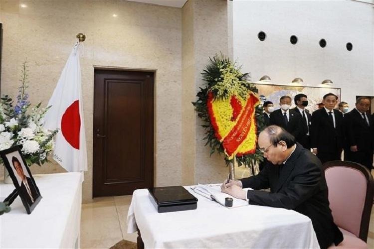 Chủ tịch nước Nguyễn Xuân Phúc ghi sổ tang tưởng niệm cố Thủ tướng Nhật Bản Abe Shinzo tại Đại sứ quán Nhật Bản ngày 11/7. (Nguồn: TTXVN)