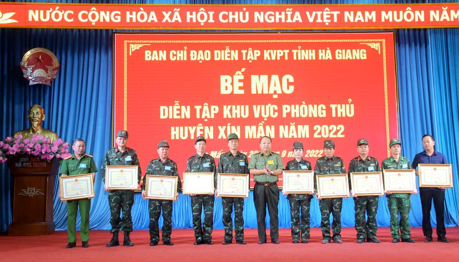 Giám đốc Công an tỉnh Phan Huy Ngọc trao Bằng khen của Chủ tịch UBND tỉnh cho cá nhân có thành tích xuất sắc trong cuộc diễn tập.