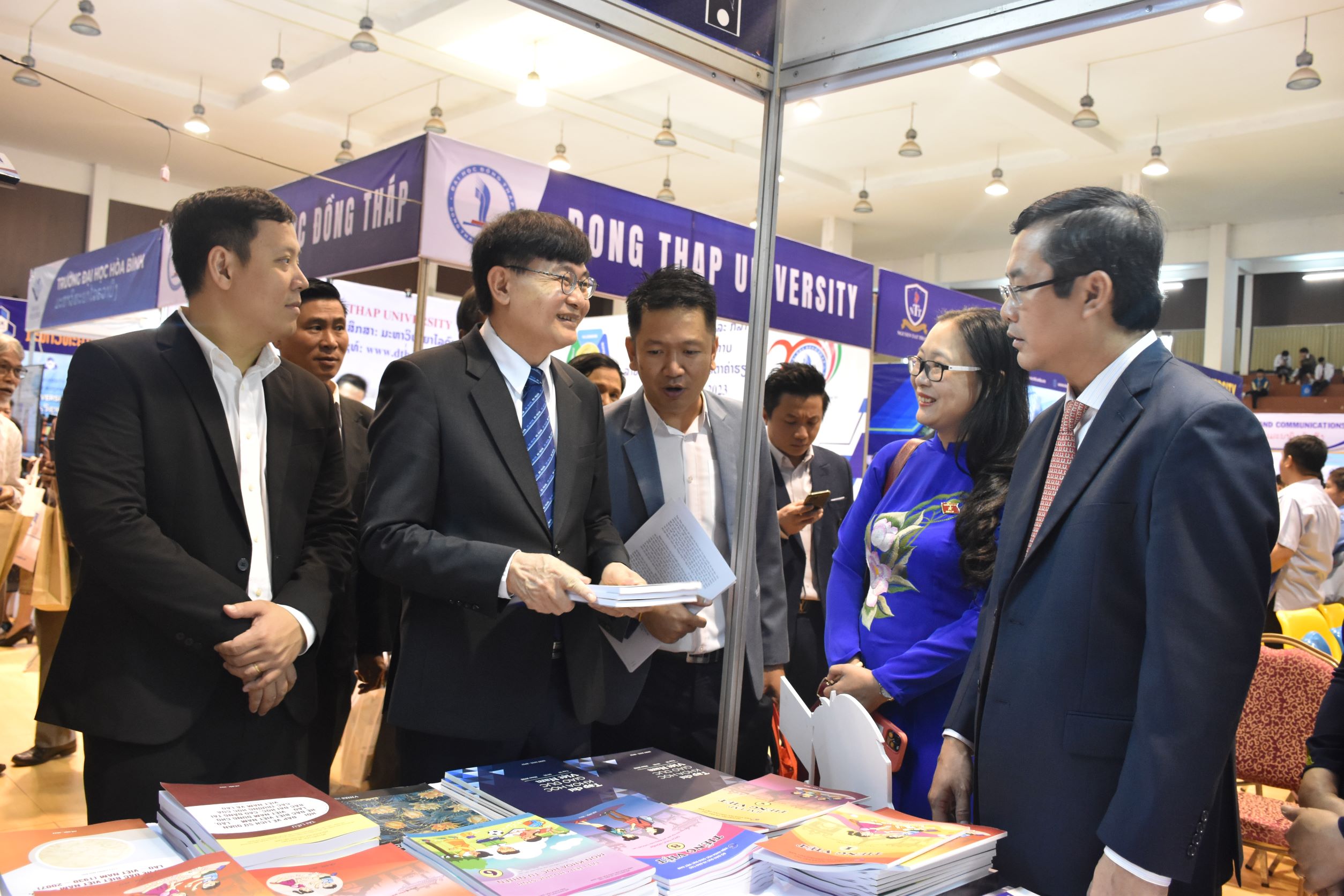 Bộ trưởng Bộ Giáo dục và Thể thao Lào và Thứ trưởng Bộ Giáo dục và Đào tạo Việt Nam tham quan Triển lãm giáo dục đại học Việt Nam.
