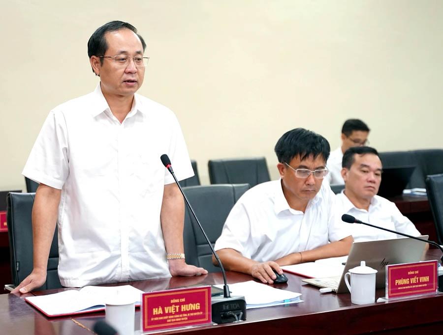 Bí thư Huyện ủy, Chủ tịch HĐND huyện Bắc Quang Hà Việt Hưng thảo luận tại buổi giám sát của Đoàn ĐBQH tỉnh với UBND huyện Bắc Quang.