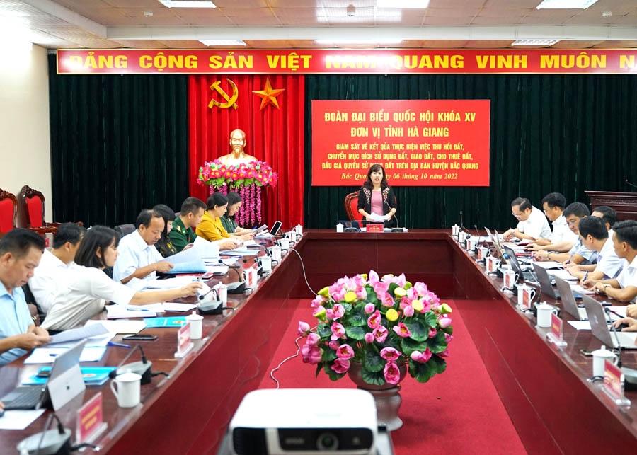 Toàn cảnh buổi giám sát của Đoàn ĐBQH tỉnh với UBND huyện Bắc Quang.