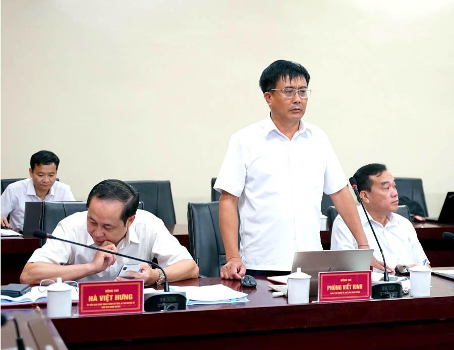 Lãnh đạo UBND huyện Bắc Quang giải trình một số vấn đề về đất đai của huyện tại buổi giám sát.