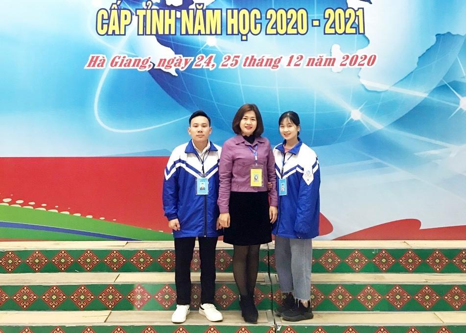 Cô Bùi Thị Việt và học sinh tham gia Cuộc thi “Khoa học, kỹ thuật dành cho học sinh THCS & THPT cấp tỉnh năm học 2020 - 2021”.                                    Ảnh: TƯ LIỆU