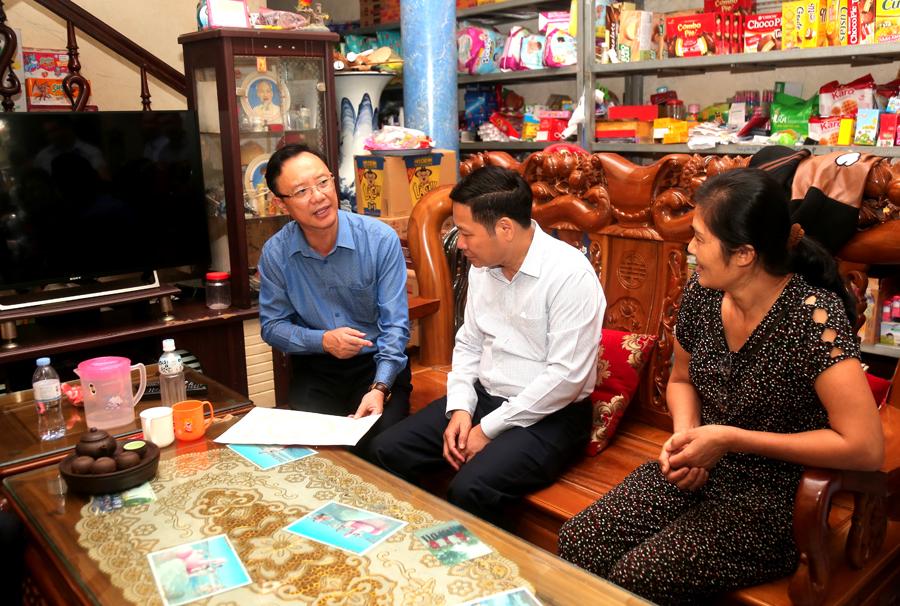 Đồng chí Thào Hồng Sơn nắm bắt tình hình thực tế đối với các vấn đề liên quan đến đất đai tại gia đình ông Dương Đình Khải, thôn Nà Tậu, xã Hữu Vinh.