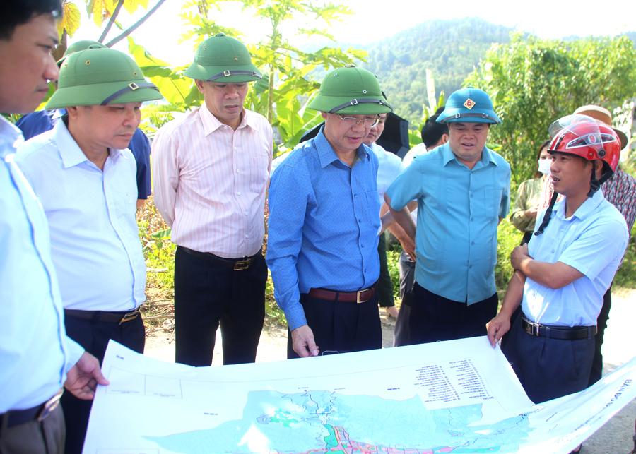 Đoàn công tác giám sát bản đồ quy hoạch đất phát triển đô thị đối với thị trấn Yên Minh.